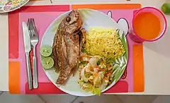 Pescado frito con ensalada y arroz, plato típico de la región oriental e insular