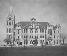 El edificio Cullenen el campus de la Universidad Southwestern, construido en 1898.