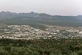 Vista de las localidades de Barrio de la Vega (centro-izquierda), Cájar (derecha) y Cumbres Verdes (arriba)