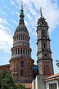 La torre y la cúpula de la basílica de San Gaudencio vistos desde las oficinas municipales