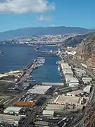 Dársena Pesquera, con Santa Cruz de Tenerife y el Teide nevado al fondo.