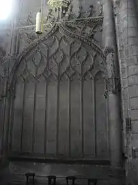 Revestimiento de piedra del coro de estilo gótico flamígero.