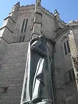 Estatua del rey Sancho  delante de la Catedral de Guarda.