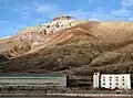 El puerto de Pyramiden y la montaña que le da su nombre