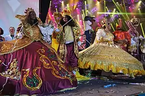 Rei y reina del maracatú Encanto de alegria en la escena de la abertura del carnaval de Recife 2014.
