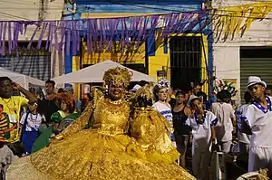Una "dama del palacio" del maracatu Encanto de Alegría llevando su calunga frente a la casa das tias. Noche de los tambores silenciosos, Recife, 4 de marzo de 2014.