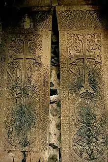 Los famosos jachkares dobles del campanario del Monasterio de Dadivank en Nagorno Karabaj.