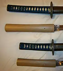 el Tsuka, la wakizashi y la katana.