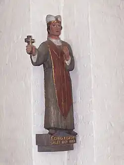 Estatua de madera que representa al obispo Egino.