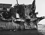 Vista de la aleta de babor del USS Independence, mostrando graves daños causados por la explosión de la bomba atómica «Able Day» sobre el atolón Bikini el 1 de julio de 1946.