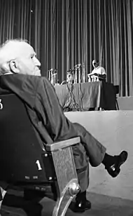David Ben Gurión escuchando un discurso de Moshé Dayan, 1969