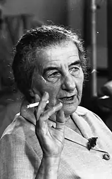 Primera Ministra de Israel Golda Meir fumando 1969