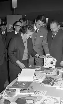 Primera ministra de Israel, Golda Meir, viendo las novedades de literatura infantil en la feria internacional del libro, Jerusalén 1969