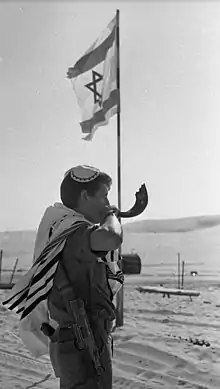 Soldado israelí tocando el shofar 1969