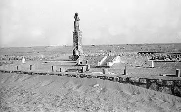 La estatua de la Madre Dalmacia frente al cementerio en el antiguo campo de refugiados de El Shatt en Egipto, donde miles de refugiados dálmatas fueron retenidos durante la Segunda Guerra Mundial.