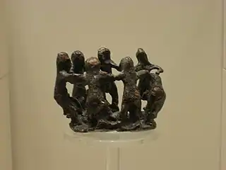 Grupo de siete mujeres desnudas bailando en círculo (¿ninfas?), ofrenda a Zeus, bronce (siglo VIII a. C.)