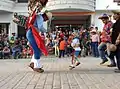  Cada año previo a la celebración de Corpus Christi, se anuncia a los danzantes que bailarán el próximo año, los cuales se preparan durante el año completo para los seis días de la danza. Aunque es necesario estar sincronizados, rara vez se sincronizan solos el Gigante y Gigantillo, más cuando se trata de los saltos en el aire. Suchiapa, Chiapas, México, 2017. Cortesía de Mariela TC.