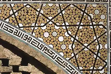 Girih azulejos del patrón decagonal sobre un antepecho del santuario Imam Darb-e.