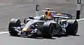 David Coulthard conduciendo el RB3 en el Gran Premio de Gran Bretaña de 2007, con el alerón Wings for Life.