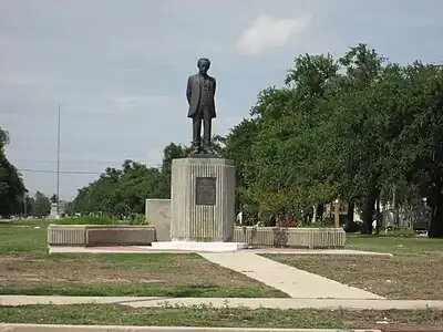 Estatua en Davis Park, Mid-City, Nueva Orleans. (EE.UU.)