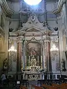 Vista del altar mayor presidido por la titular del templo, Santa María.