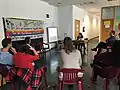 Representantes de La Ingobernable, de la Casa Grande de Pumarejo y de EVA debaten la organización de los centros sociales auto-gestionados.