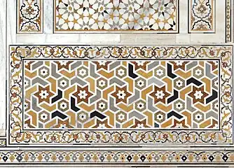 Decoración en la tumba de I'timād-ud-Daulah, Agra, que muestra el tratamiento correcto de los lados y esquinas. Un cuarto de cada estrella de seis puntas se muestra en cada esquina y media estrella a lo largo de los costados.