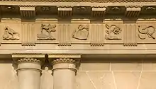 Parte del friso neoclásico de The Circus (Bath) de 1754 diseñado por John Wood el Viejo, alternando triglifos y emblemas decorativos (metopas).