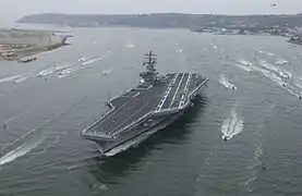 Marineros a bordo del USS Ronald Reagan (CVN-76) formados en la cubierta a la llegada de éste a su nuevo puerto base en San Diego, California, el 23 de julio de 2004.