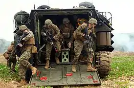 Soldados del cuerpo de marines de Estados Unidos descendiendo de un AAV.