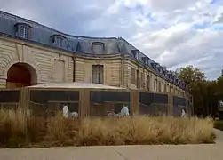 Parte trasera del teatro de la Academia ecuestre, con la zona de bambalinas escondida tras una pintura mural (trampantojo).