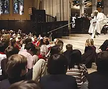 El arzobispo sudafricano Desmond Tutu se dirige en su sermón a un grupo de niños de Nueva York en la iglesia episcopaliana de St. James.