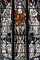 Detalle de la ventana oeste muestra a Cristo en Majestad sentado sobre un arcoíris con los cinco arcángeles Chamuel, Gabriel, Uriel, Rafael, Miguel, y los seis ángeles sin nombre.