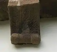 Detalle de la cruz de piedra sobre la puerta principal