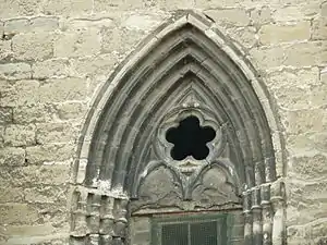 Detalle de la parte superior de uno de los ventanales de la cabecera. Se observa un pequeño rosetón pentalobulado y dos arquillos trilobulados.