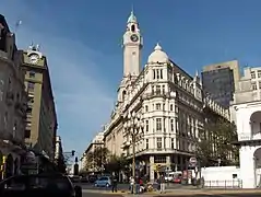 Diagonal Sur desde Plaza de Mayo, se observa la esquina del anexo correspondiente al Palacio de la Legislatura de la Ciudad de Buenos Aires y parte de la fachada sur del Cabildo de Buenos Aires
