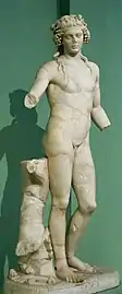 Dioniso flanqueado por una pantera, encontrado en 1879. Mármol pentélico, obra romana según modelos helenísticos  (Centrale Montemartini)