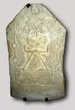 Estela de tofet de Cartago, decorada con el signo de Tanit y los símbolos astrales