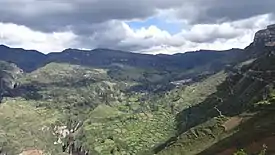 Parte del distrito de Huacachi dividido por la quebrada San Jeronimo, visto desde el norte en el lado noreste del cerro Misionjirca.