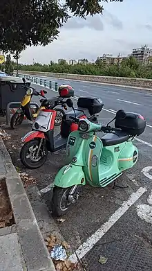 Diversos scooters de alquiler en un aparcamotos de Valencia.