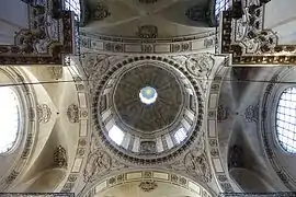 Vista interior de la cúpula sobre el crucero