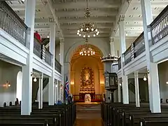 Interior, hacia el altar