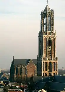 La torre de la catedral Saint-Martin de Utrecht se completó con un octágono ligero coronado por un cono para alcanzar los 112 m