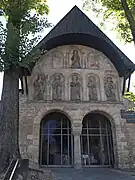 Pórtico de la antigua iglesia palatina.