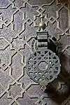 Motivos geométricos en el revestimiento de bronce de las puertas de la Madrasa de Al-Attarine (siglo XIV)