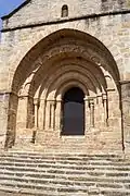 Portal de dovelas polilobuladas de la Iglesia Saint-Blaise de Dore-l'Église