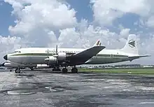 Douglas DC-6 de Guyana Airways en el Aeropuerto Internacional de Miami (1976)