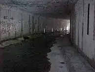 Interior de un drenaje para tormenta hecho de una voluminosa caja de hormigón reforzado en Ontario, Canadá.