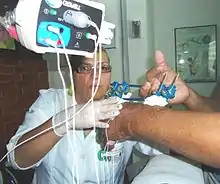 Médico Fisiatra evalúa a paciente lesionado mediante un estudios de Electromiografia