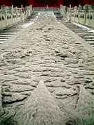 Relieve de la rampa central en la escalera de acceso al Pabellón de la Preservación de la Armonía (Ciudad Prohibida, Pekín). Su forma de dragón le otorga valor simbólico.